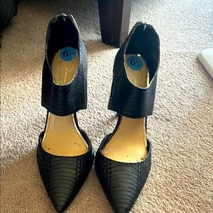 Chic Black Textured Heels